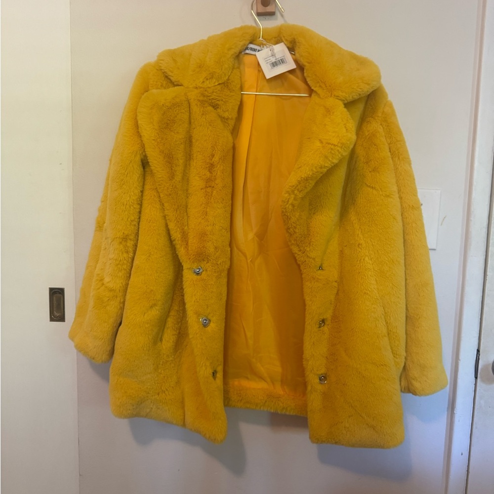 Girlfriend Material Dolls Kill Short Coat in canary yellow - Picture 3 of 3